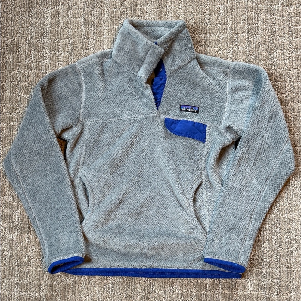 Patagonia Light Gray Fleece Pullover with Blue Accents